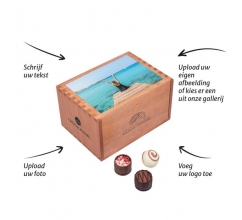 Chocolaterie met sticker - Pralines Pralines in een houten kistje met eigen sticker bedrucken