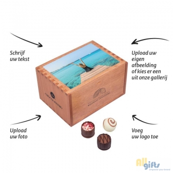 Bild des Werbegeschenks:Chocolaterie met sticker - Pralines Pralines in een houten kistje met eigen sticker